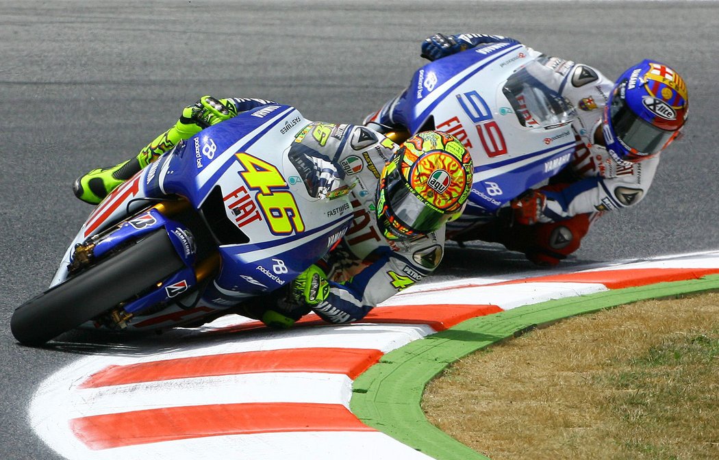 Souboj Rossiho (46) a Lorenza byl ozdobou historie MotoGP 2009