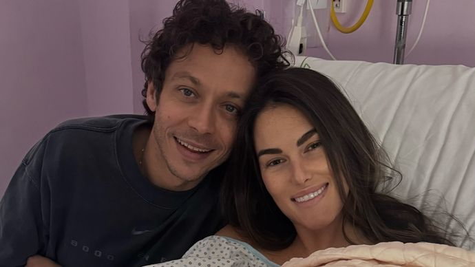 Valentino Rossi a jeho krásná přítelkyně se pochlubili obrázkem z porodnice.