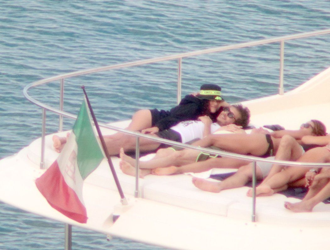 Motocyklový závodník Valentino Rossi se svou milou Francescou si na jachtě umějí užívat