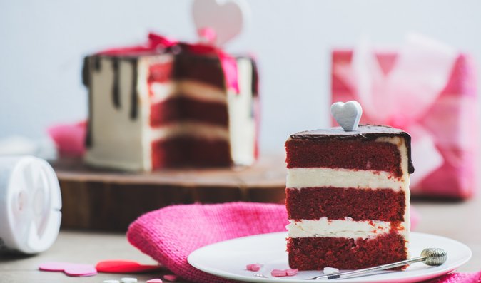 S red velvet cake zazáříte. Korpus je typický pro svou červenou barvu.