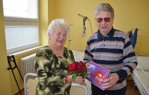 50 let spolu a stále zamilovaní: Nevidomý Erwin (81) s Mirkou (77) mají společný pokoj i v nemocnici