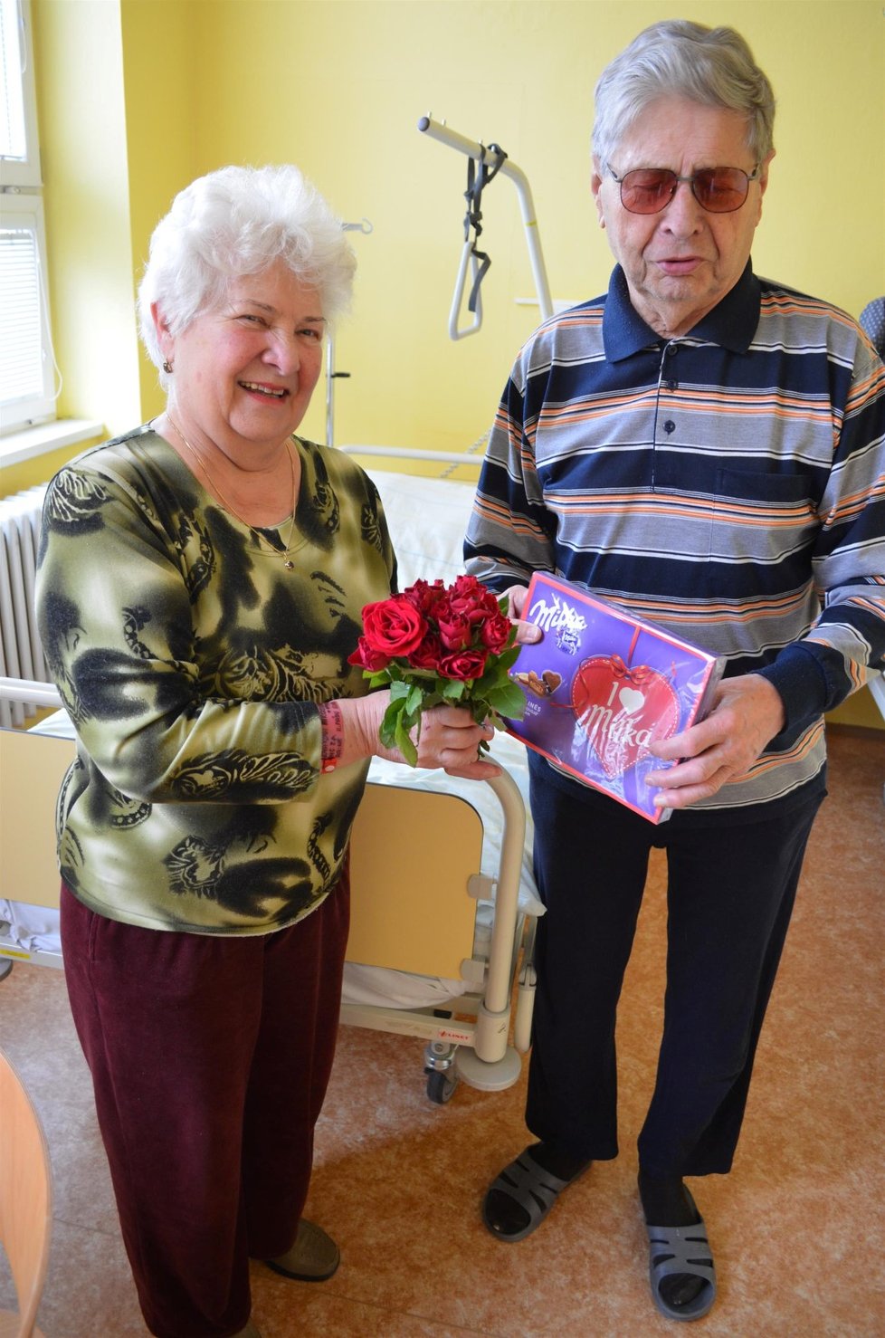 Od manžela Erwina dostala paní Miroslava z lásky k Valentýnu kytičku i bonboniérku.