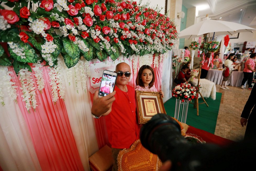 Thajsko se u příležitosti oslav svátku svatého Valentýna snaží bojovat s klesající porodností, zdravotníci proto dnes lidem rozdávali vitamíny