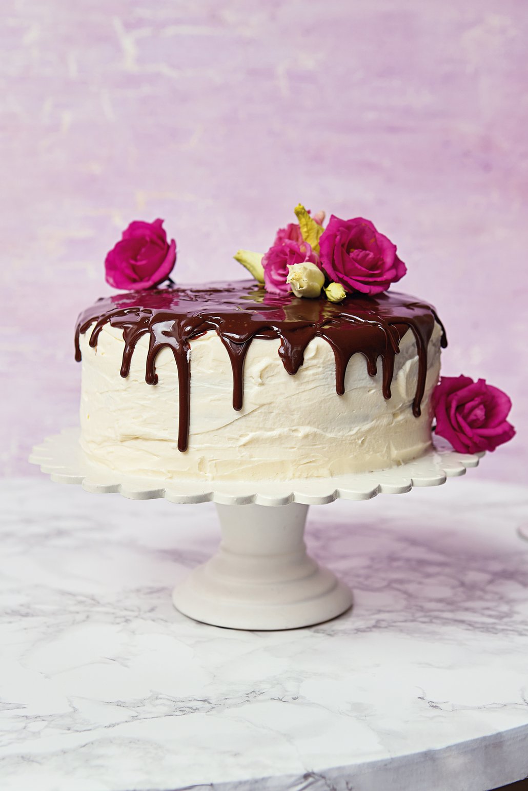Sladký korpus mramorového dortu s čokoládovou polevou pak perfektně osvěží krém z mascarpone a krémového sýra