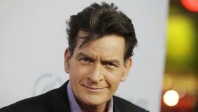 Charlie Sheen se přiznal k tomu, že se vir HIV v jeho těle rozšířil.