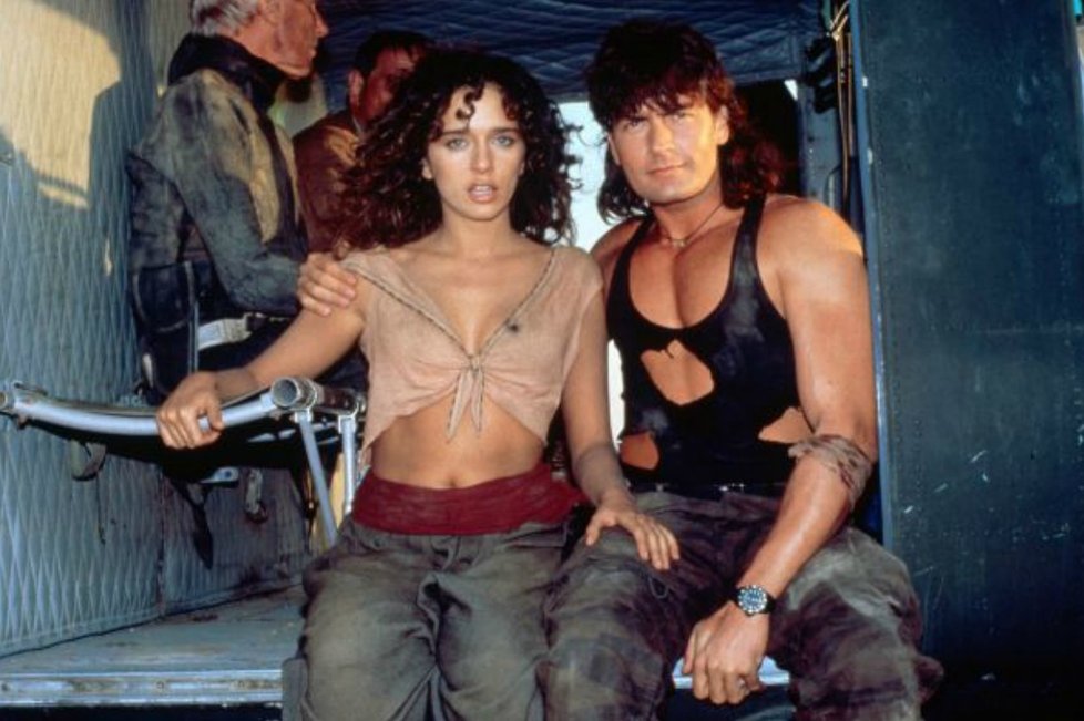 1993: Valeria Golino a Charlie Sheen ve filmu Žhavé výstřely 2