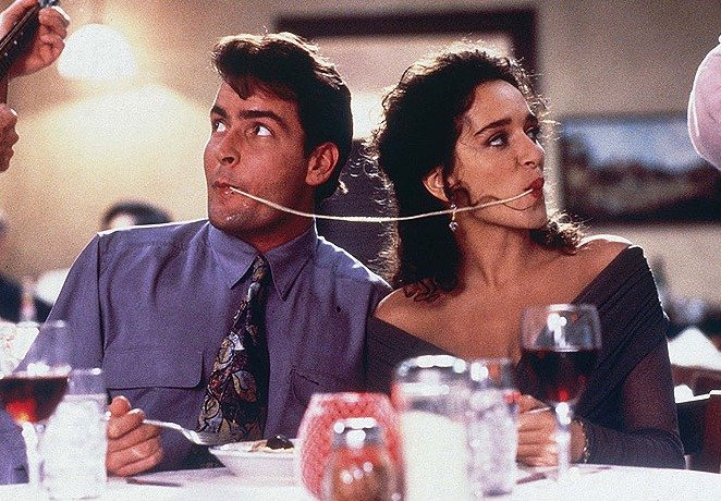 Valeria Golino a Charlie Sheen v komedii Žhavé výstřely 2