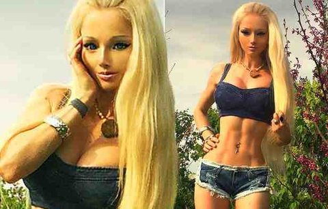 Živoucí Barbie zvěřejnila další šílené fotky, plastiky stále popírá