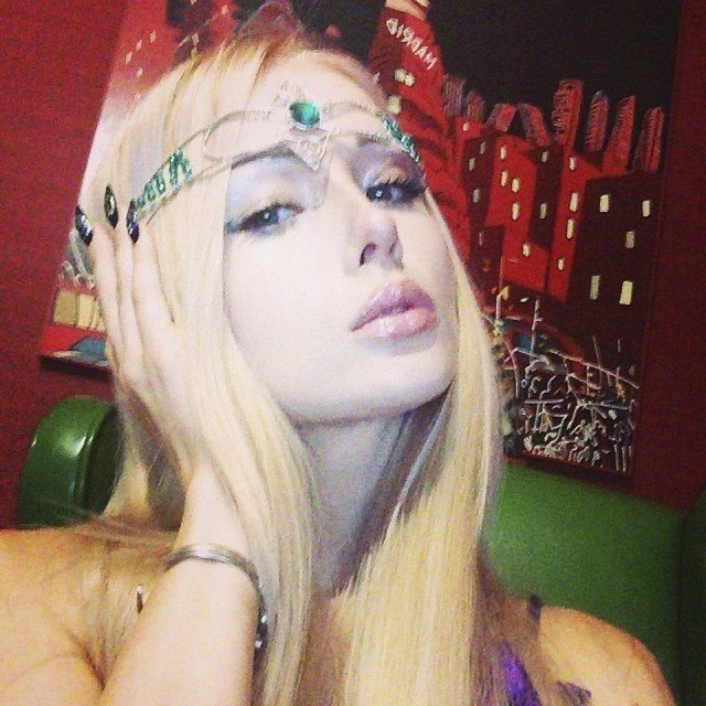 Valeria Lukyanova bez make-upu vypadá v obličeji úplně normálně.