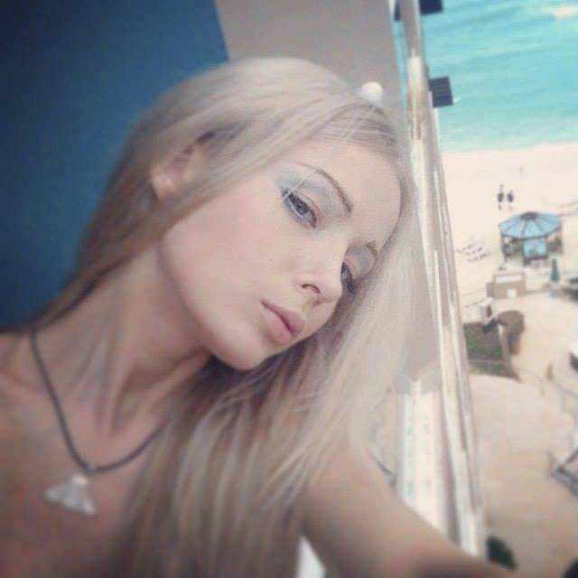 Valeria Lukyanova bez make-upu vypadá v obličeji úplně normálně.