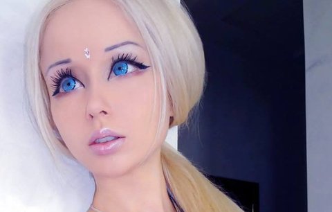 Rasistický útok živoucí Barbie: Ze smíšených manželství se rodí blbé děti!