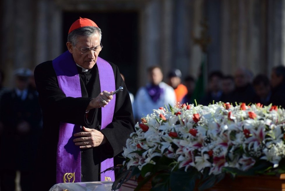 Pohřeb jediné italské oběti pařížských útoků na náměstí svatého Marka v Benátkách.