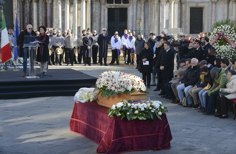 Pohřeb jediné italské oběti pařížských útoků na náměstí svatého Marka v Benátkách.