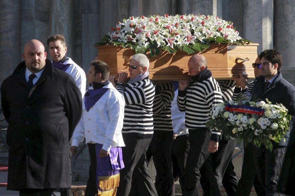 Pohřeb jediné italské oběti pařížských útoků na náměstí svatého Marka v Benátkách.