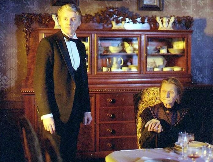 V roli tety Karolíny ve filmu Prokletí domu Hajnů (1988).