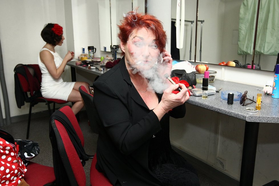 Valerie Zawadská kouří cigaretu při líčení.