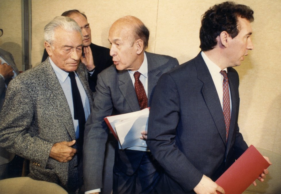 Zemřel bývalý francouzský prezident Valéry Giscard d&#39;Estaing, bylo mu 94 let.