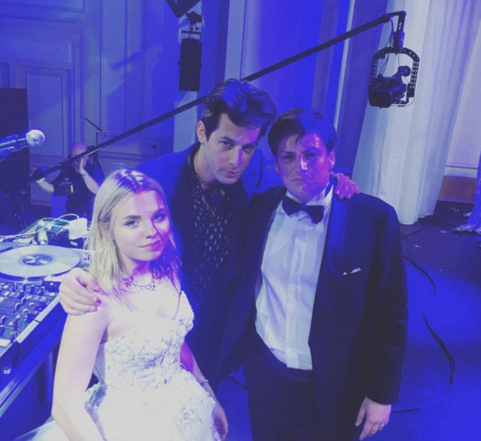 Svatebčanům zahrál i slavný DJ Mark Ronson.