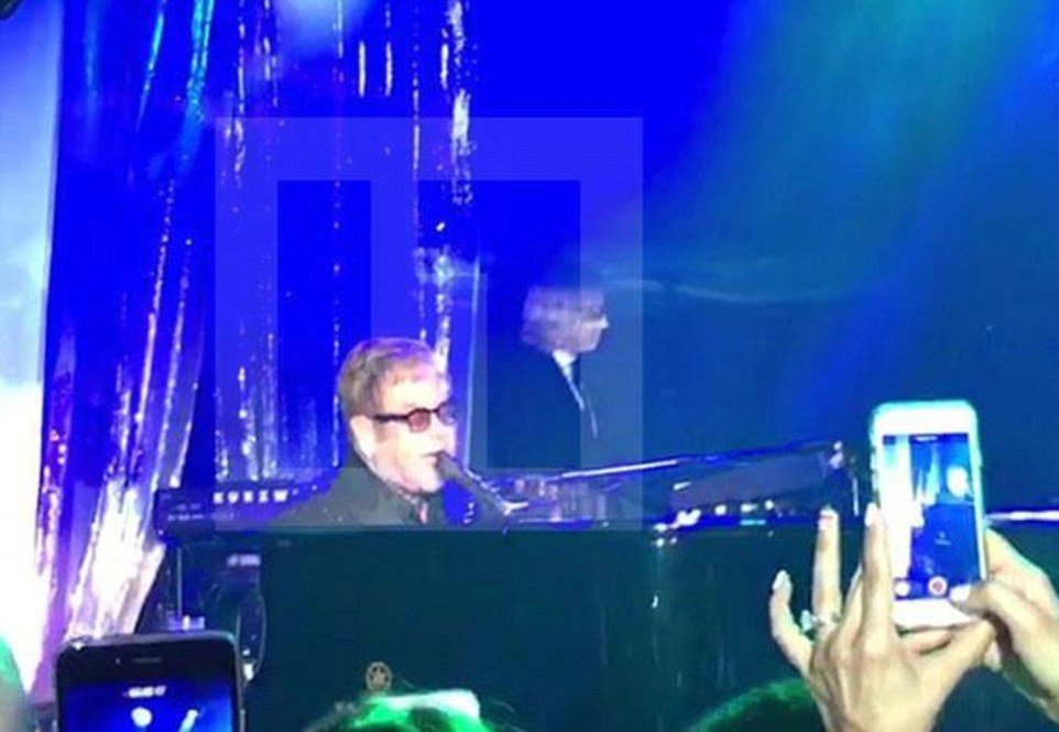 Elton John na svatbě oligarchovy vnučky