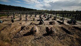 Válka na Ukrajině: Pohřby v Buči (28.4.2022)