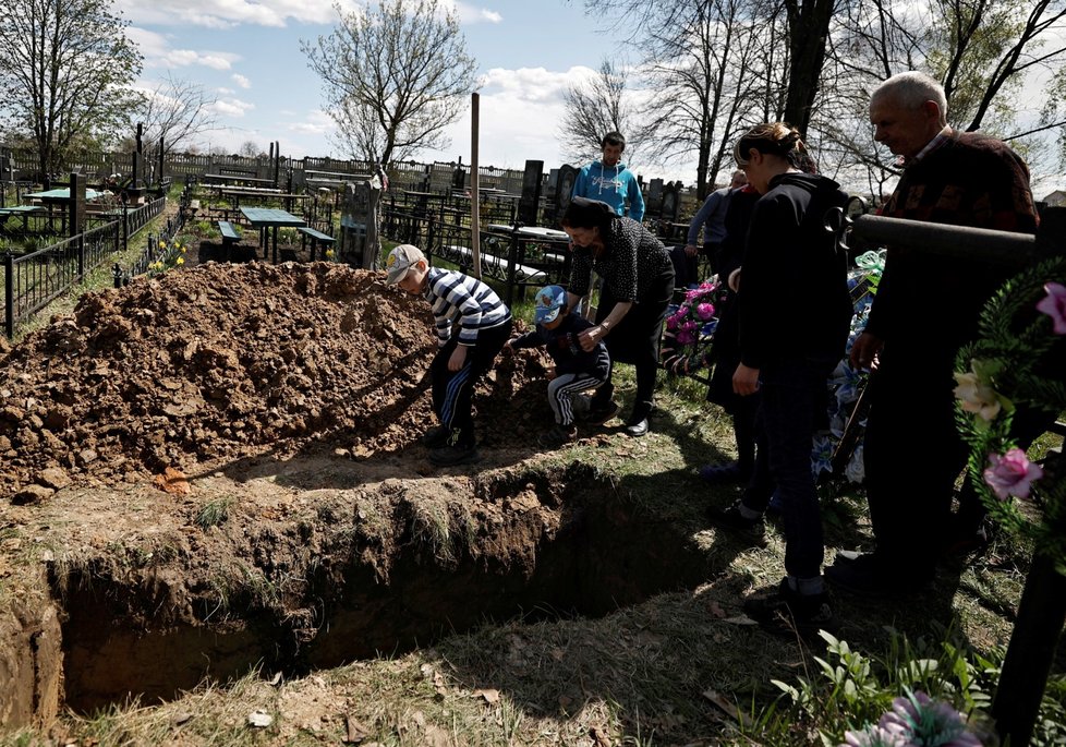 Válka na Ukrajině: Pohřby v Buči (28. 4. 2022)