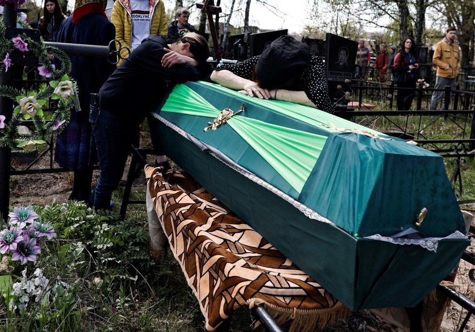 Válka na Ukrajině: Pohřby v Buči (28. 4. 2022)