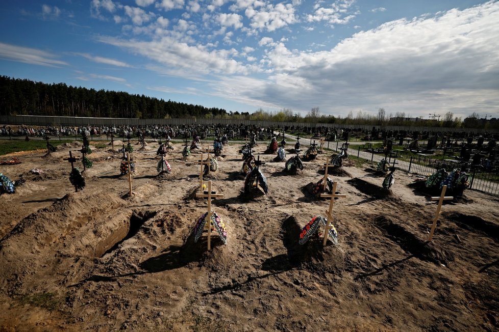 Válka na Ukrajině: Pohřby v Buče (28.4.2022)