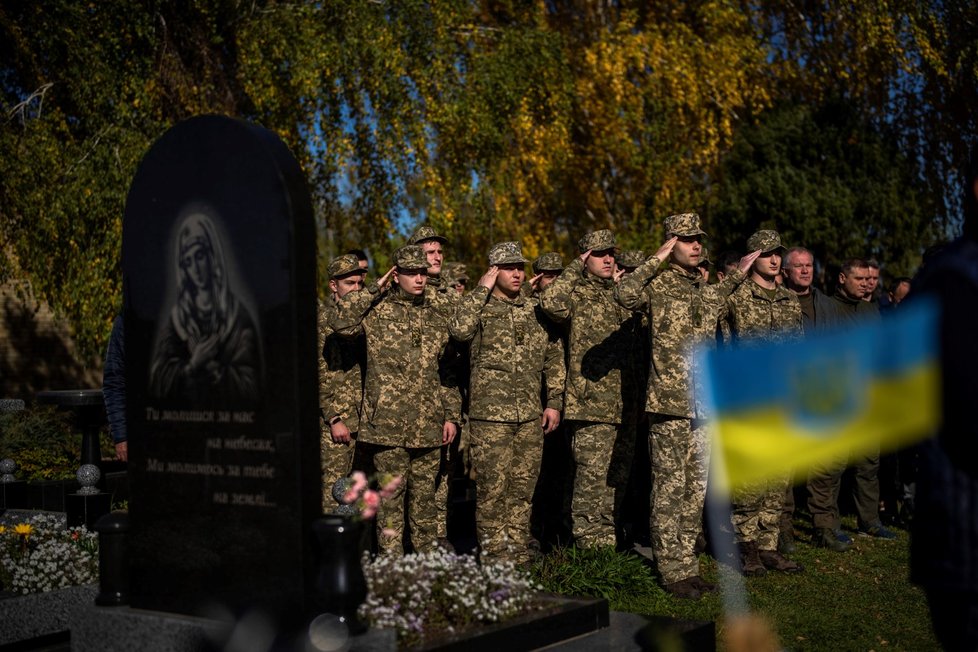 Pohřeb Oleksije Teliženka, jehož tělo bylo nalezeno v masovém hrobě se známkami mučení, Buča, 18. 10. 2022.