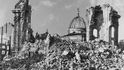 Spojenecký útok v únoru 1945 Drážďany témeř zcela zničil. Obnova města trvala sedmdesát let.