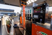 Proklatě drahá nafta a benzin: Kdy stát zakročí? Slováci mají dvojí ceny, omezují i další