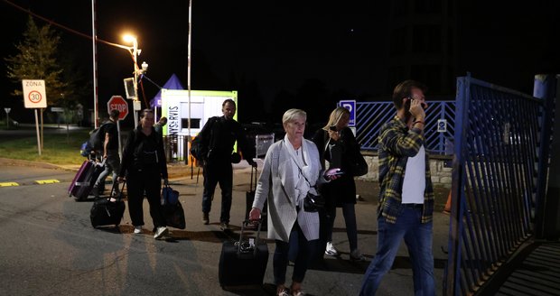 Po vypuknutí konfliktu v Izraeli zamířila řada Čechů domů. Ty, kteří nemohli využít komerční let, dopravil domů vládní speciál.