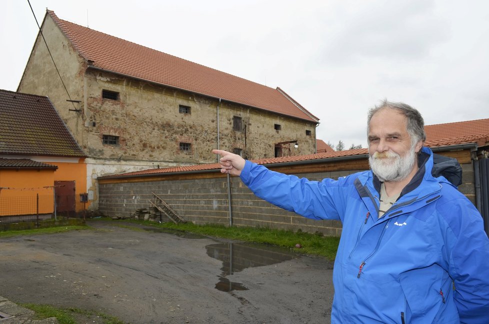 Holýšovský historik Jan Valeš (56) ukazuje bývalou sýpku, kde byly ubytované vězeňkyně.