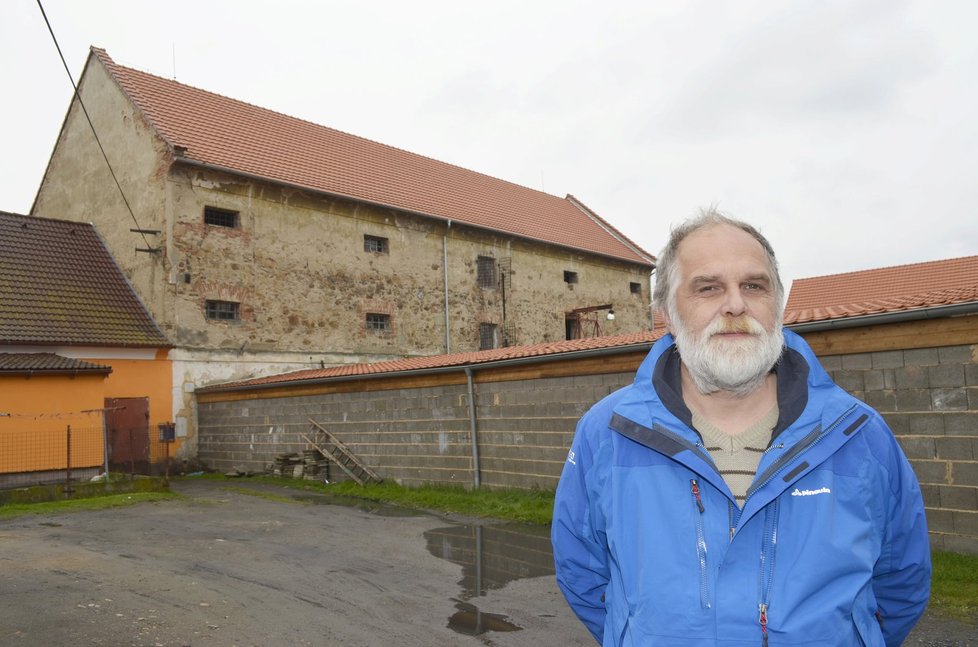 Holýšovský historik Jan Valeš (56) ukazuje bývalou sýpku, kde byly ubytované vězeňkyně.