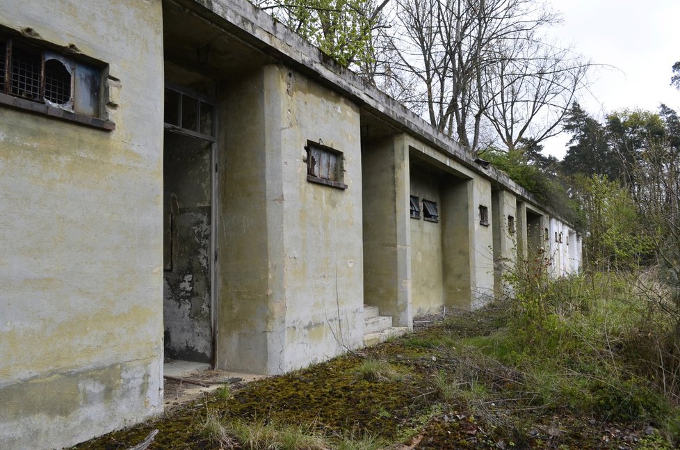 V lese stojí částečně dochovaná továrna na výrobu munice. Tady vězeňkyně pracovaly.