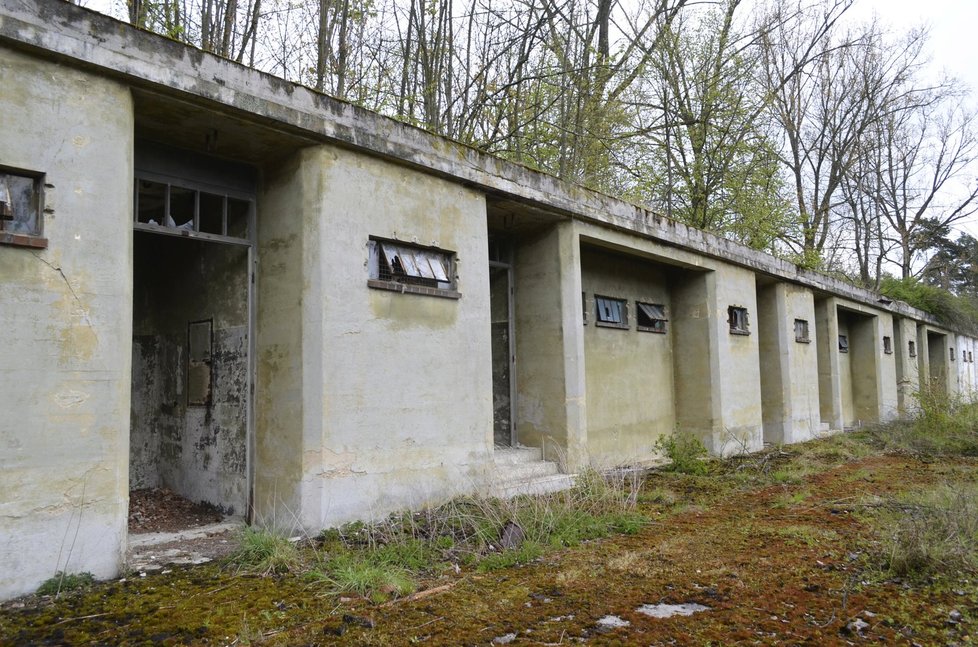 V lese stojí částečně dochovaná továrna na výrobu munice. Tady vězeňkyně pracovaly.