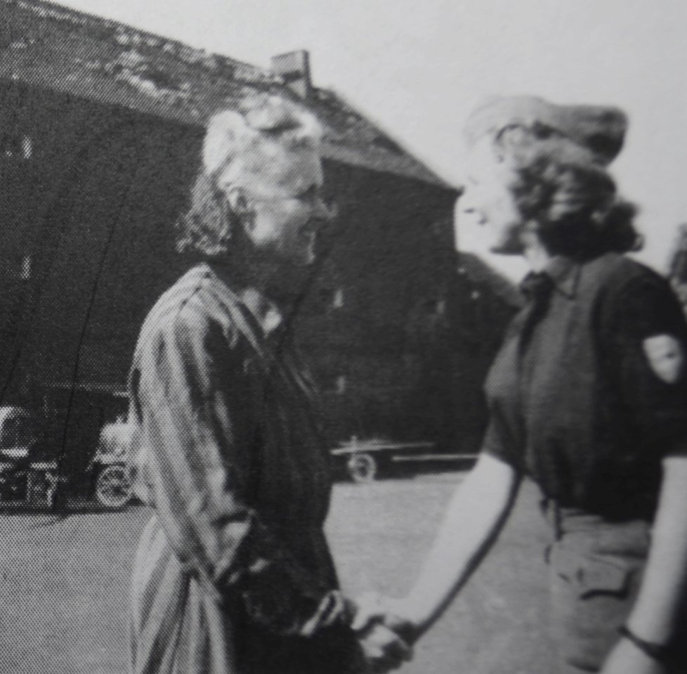 Marguerite Michelin se zdraví 13.5.1945 na dvoře tábora s příslušníky Červeného kříže.