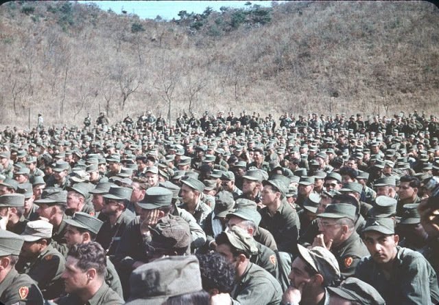 Představení, které mělo potěšit vojáky během války v Koreji.