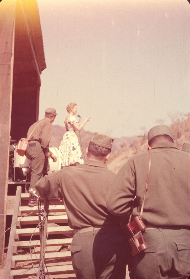 Představení, které mělo potěšit vojáky během války v Koreji.