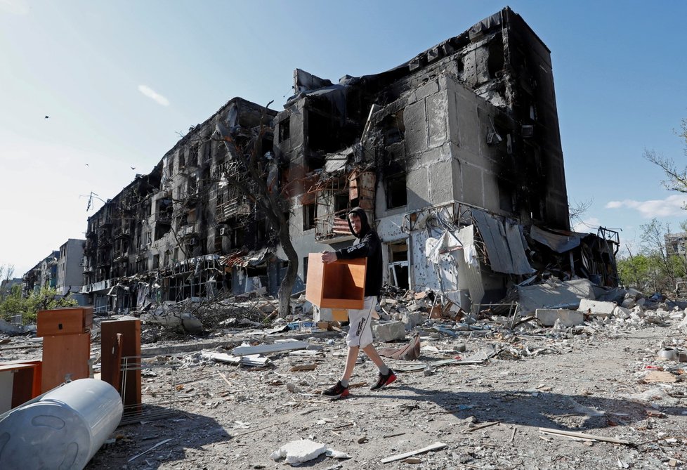 Válka na Ukrajině: Mariupol je posetý sutí. Záchranáři místy stále nachází mrtvé. (29.4.2022)