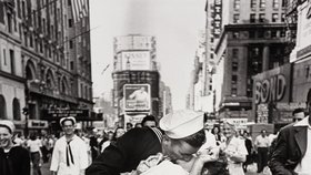 Aktéři z fotografie byli dlouhou dobu neznámí a byli objeveni až o několik let po pořízení fotografie.