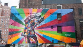 Graffiti The Kissing Sailor  od autora Eduardo Kobry, New York City, USA.