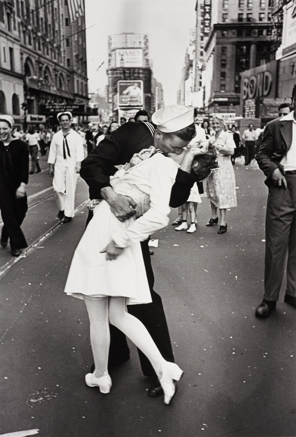 Aktéři z fotografie byli dlouhou dobu neznámí a byli objeveni až o několik let po pořízení fotografie.