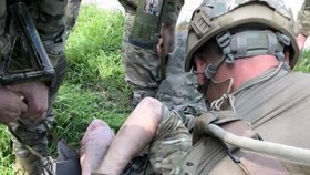 Na Ukrajině utrpěli vážná zranění dva američtí veteráni. Když čekali na ruský tank, zaútočilo na ně dělostřelectvo.