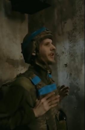Ukrajinský voják v Azovstalu zpívá píseň Stefania, která vyhrála letošní Eurovizi.