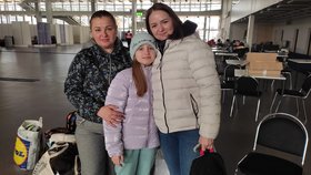 Zleva: Natalija (38) z Chersonu, uprostřed je Valeria (9) a v pravo její máma Viktorika (37) z Charkovské oblasti.