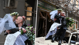 Nasťa a Anton se vzali v ruinách zdevastovaného Charkova.