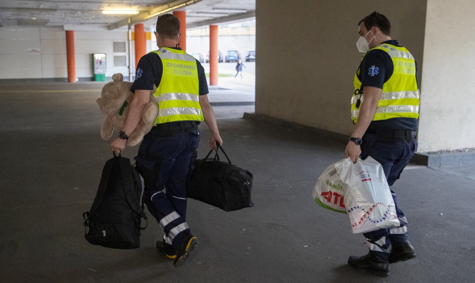 Záchranáři z Ukrajiny do Prahy převezli zraněného chlapce a jeho tatínka. Maminka bombardování nepřežila.