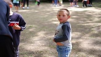 Sazka rozdala ukrajinským dětem desítky párů sportovních bot