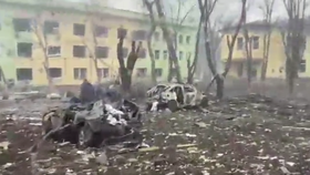 Rusové bombardovali porodnici v Mariupolu!