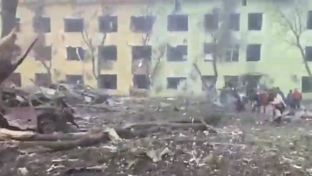 Fanoušci podporují ruskou armádu při brutálních akcích na Ukrajině. Na snímku vybombardovaná porodnice